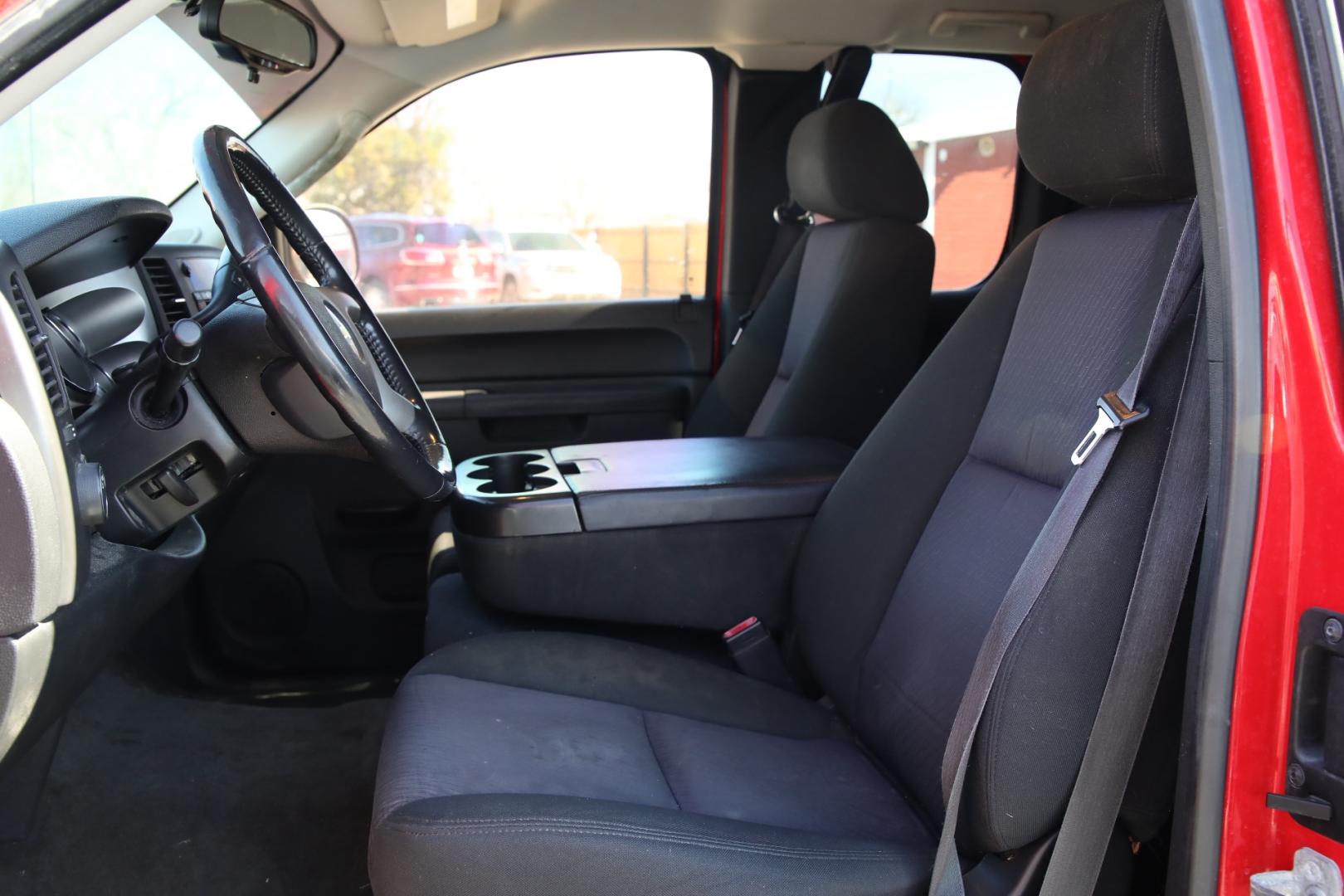 2010 RED CHEVROLET SILVERADO 1500 LT1 Extended Cab 2WD (1GCSCSE09AZ) with an 5.3L V8 OHV 16V FFV engine, 6-SPEED AUTOMATIC transmission, located at 420 E. Kingsbury St., Seguin, TX, 78155, (830) 401-0495, 29.581060, -97.961647 - Photo#15